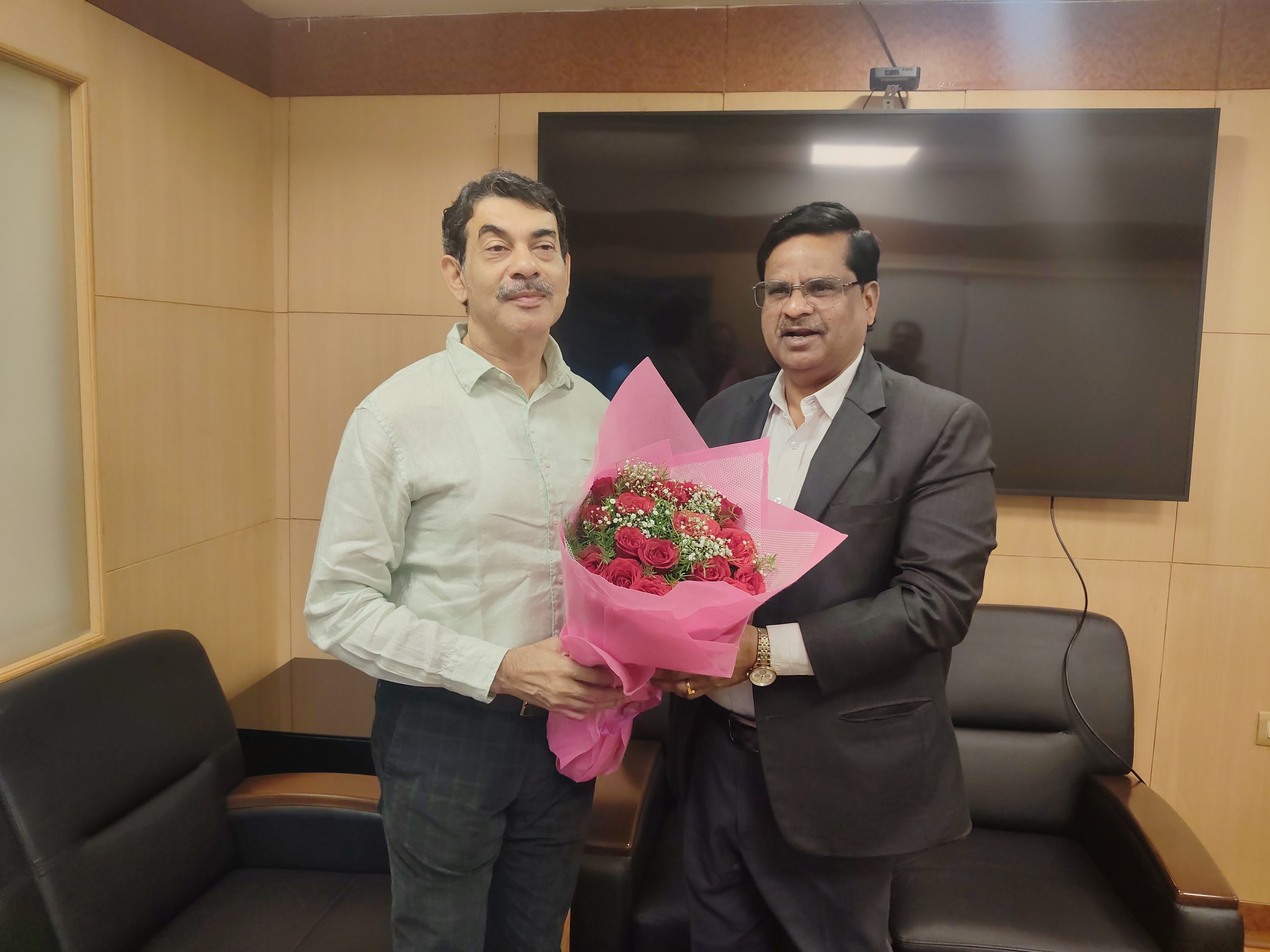 Prof. V. Balakista Reddy, Chairman, TGCHE, met Shri. Jayesh Ranjan IAS, Special Chief Secretary for Special Projects (SPEED) and Investment Cell, Chief Minister’s Office and Special Chief Secretary, Tourism, Culture & Sports, Government of Telangana, on 19 December 2025 to apprise him on the upcoming special initiatives from TGCHE in Telangana.